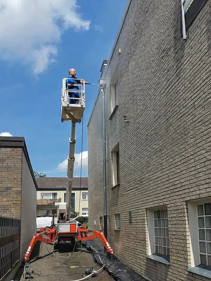 Klinkerfassade Raupen-Bühne